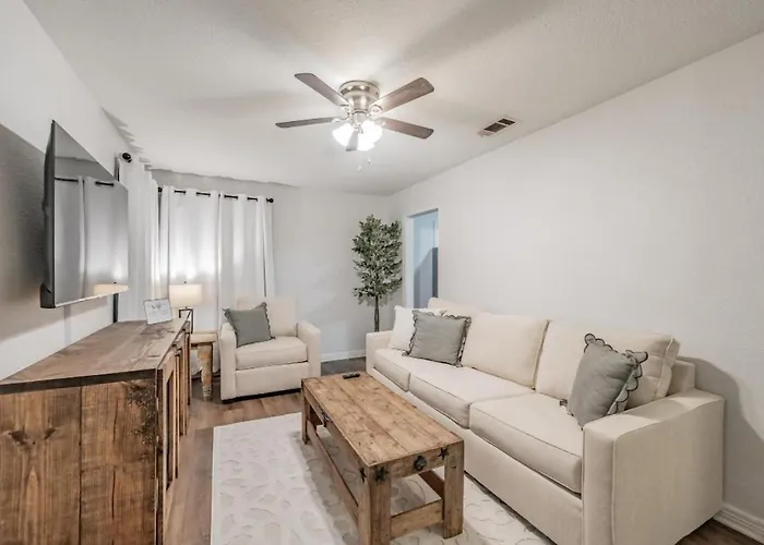 Close To Stockyards - Sleeps 8- Pets Welcome *